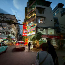 お店の建物外観　１階と2階の2フロアがお店です
