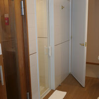 シャワーブースとサウナ室