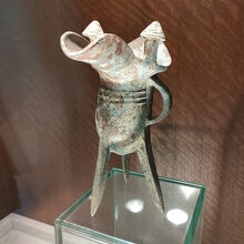 店内に展示してある青銅器。他にも複数あります。