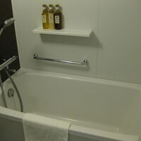 深めのバスタブでゆったり浸かれる