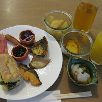 ブッフェ式朝食　料理をお皿に盛り付け