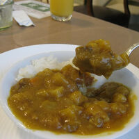 ブッフェ式朝食　具だくさんの海軍カレーも美味しい