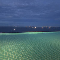 夜のインフィニティプール