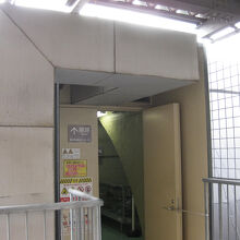 野外展示の潜水艦内への入り口