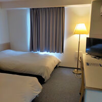 清潔で広い部屋。4階で遠くに、窓から海と朝陽が見えました。