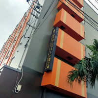 オレンジのアクセントで車で遠くからでもわかりやすい外観。