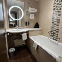 全体的に広くて快適なバスルーム