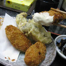 カキフライ　タルタルソースを付けて　いただきます(^^♪