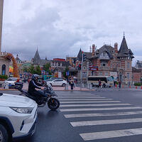 徒歩10分位のロシア人街の建物の屋根が窓から見えました。