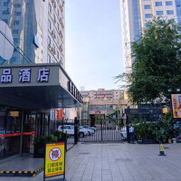 出入口は2か所あり写真中央から出るとコンビニとレストランあり