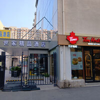 一階にティムホートンがあり店に入って突き抜けても出られます