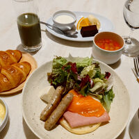 朝食はレストランAINOのセットメニューです。