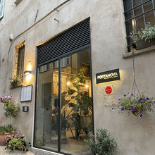 広場から続く急な坂にお店は面しています