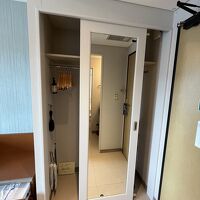 入り口右にクローゼット。ズボンプレッサー付