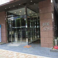 フラワーロードに面するホテル玄関です。