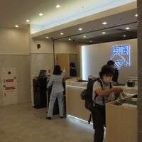 フロントは3階にあります。一度エレベーターを降ります。