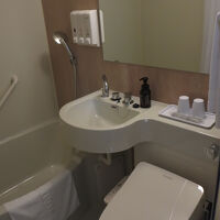 ビジネスホテルの浴室ですが、意外に狭くないです。