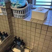 手洗い場（トイレ）に置いてあった歯ブラシと髭剃り