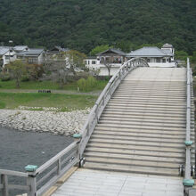 橋の上り部分は緩い階段状になっています