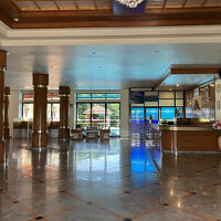 照明が落とされているのか、薄暗いロビー