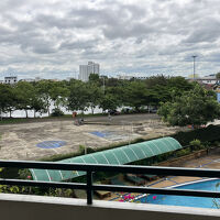 ３階からの眺め、くの字型した建物に囲まれたプール