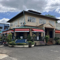 隣にある、こちらのレストランで朝食をいただきます