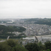 展望台からの眺め　手前に錦帯橋、奥に瀬戸内海の小島が見えます