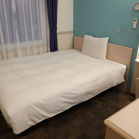 広いシングル用のベッド。