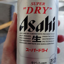 関内の売店でビールを買って、風呂上りに一杯！