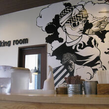 水などはセルフで　奥に喫煙室あり