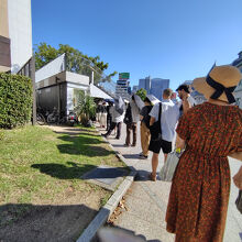 この後、公園の入り口まで並んでいました。