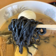 今回も黒ラーメンをいただきました
