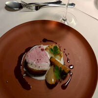 佐渡無名異焼、北沢窯の皿を使ったメイン豚料理