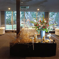 ロビーからテラスを望む