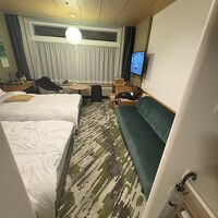 椅子もソファーも有り。窓の外は木が見えて落ち着きます