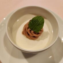 ミルクプリン、マロンクリーム添え