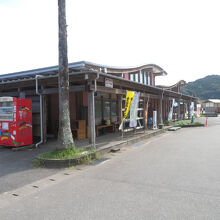 この裏手に海水浴場が広がっています