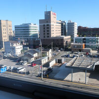 部屋からはパーキングとビルしか見えません