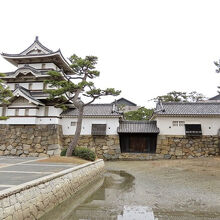 左から月見櫓、水手御門、渡櫓