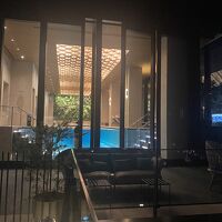 夜プールでプライベート感満載でした