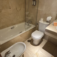 トイレットペーパーが背中にあります。