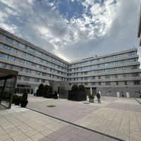 ホテル中庭　学校みたいです