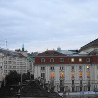 部屋からの眺め。大使館などが見えました