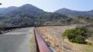 総貯水量155万ｔを誇る本格的なロックフィルダムの周囲を整備した公園