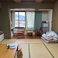 山小屋の様なイメージ　トロッコ電車のターミナルが見えます