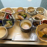 自慢の朝食　好きな小鉢を取って頂きます