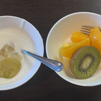 バイキングの朝食 ヨーグルトとフルーツ