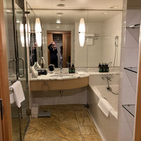 左からシャワー、トイレ、浴槽です。