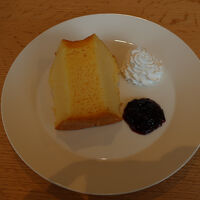 誕生日だとロビーのカフェでシフォンケーキプレゼント有。味普通