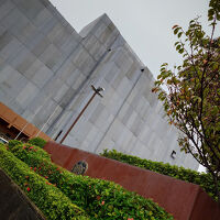 改装中のため、防護シートに覆われていました